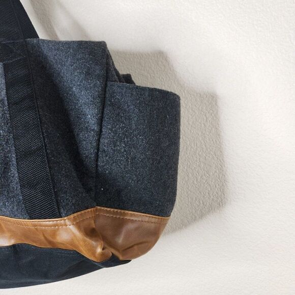 Field & Co. Fleece Large Duffel Bag Gym Bag Gray Brown Zip Top Adjustable Straps - Picture 6 of 9